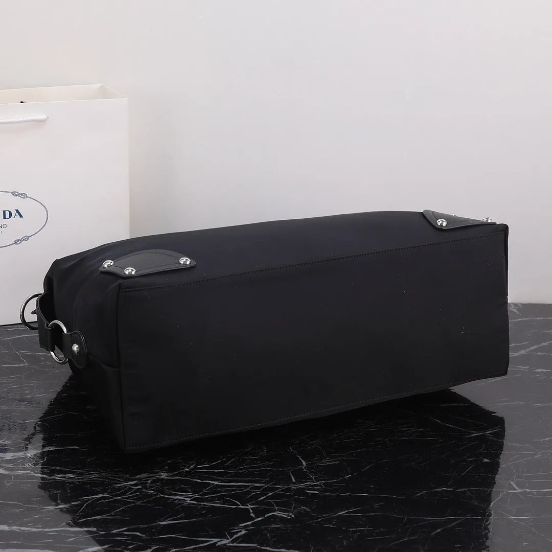 PD261 Re-Nylon and Saffiano Leather Travel Bag / 18.9x7x11inch